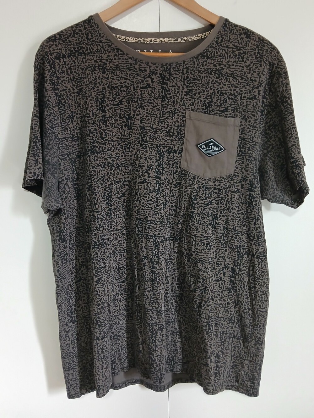 ​Billabong Mens XL All Over Print Pocket T-Shirt Charcoal Grey Brown Surf Tee